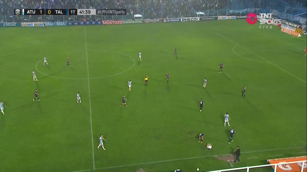 Viendo cosas que tenía pendientes y confirmando algunas. Atlético Tucumán - Talleres. El nivel de Depietri es espectacular. En amplitud, pasillo interior, visión de juego, saliendo por dentro o por fuera. Muy completo el EI de Talleres.