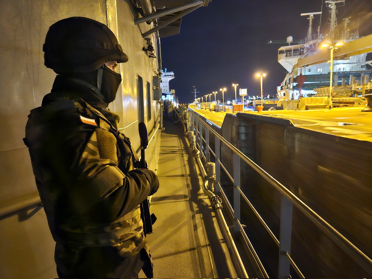 #SNMCMG1 flagship Polish Navy ORP Czernicki⚓🇵🇱 transits through Kiel Canal🇩🇪 en route🧭 to the Baltic Sea Region during multi-domain vigilance activity💪 #NeptuneStrike 23.3. #NATO vessels regularly patrol critical sea routes🌍 to ensure freedom of navigation. #WeAreNATO