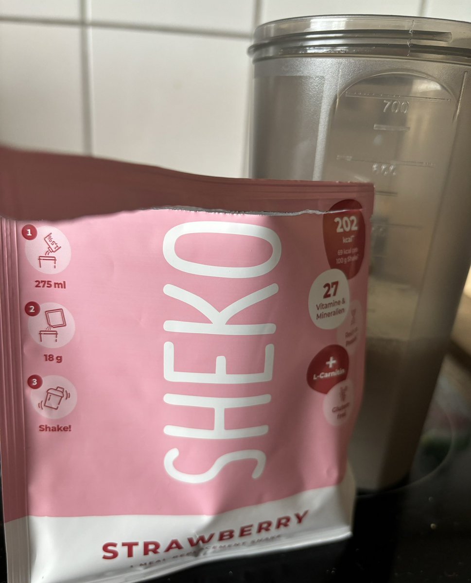 feena1986's tweet photo. Heute gibt es ein leckeren SHEKO Shake zum Frühstück . 🍓 ist nicht zu süß und super cremig .wer er gern ausprobieren möchte bekommt es hier zu kaufen : https://t.co/wM0gAjDQot nutzt dabei gern meinen Code FEENA10 auf das die Pfunde gemeinsam purzeln #werbung #Sheko #abnehmen https://t.co/4fBjKUZdlB