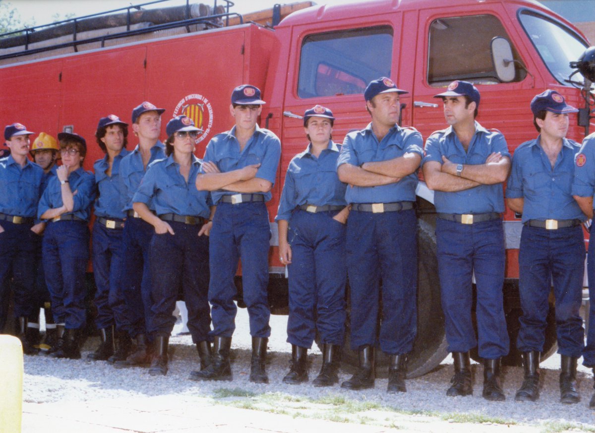 (1/2) Avui es compleixen 40 anys del naixement del Parc de Bombers Voluntaris de Gelida. El servei el va impulsar un grup de persones compromeses amb la vila i va rebre el suport de <a href="/AjuntamGelida/">Ajuntament Gelida</a>. El 1985, la instal·lació es va integrar a la xarxa <a href="/bomberscat/">Bombers</a>. Moltes felicitats!