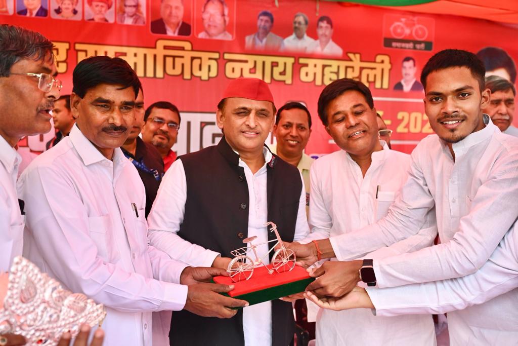 indiasavebharat's tweet image. माननीय राष्ट्रीय अध्यक्ष श्री अखिलेश यादव जी गोरखपुर में जननायक कर्पूरी ठाकुर सामाजिक न्याय महारैली में सम्मिलित हुए।

#ISupportAkhilesh #TeamAkhilesh 
#AkhileshYadav #SamajwadiParty