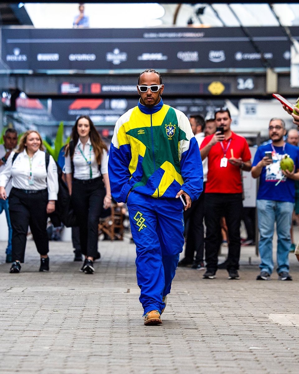 Le pilote de F1, Lewis Hamilton, qui arrive au GP du Brésil avec ce survêtement de la seleção de 1994. 🇧🇷

Le flow est légendaire. 😍