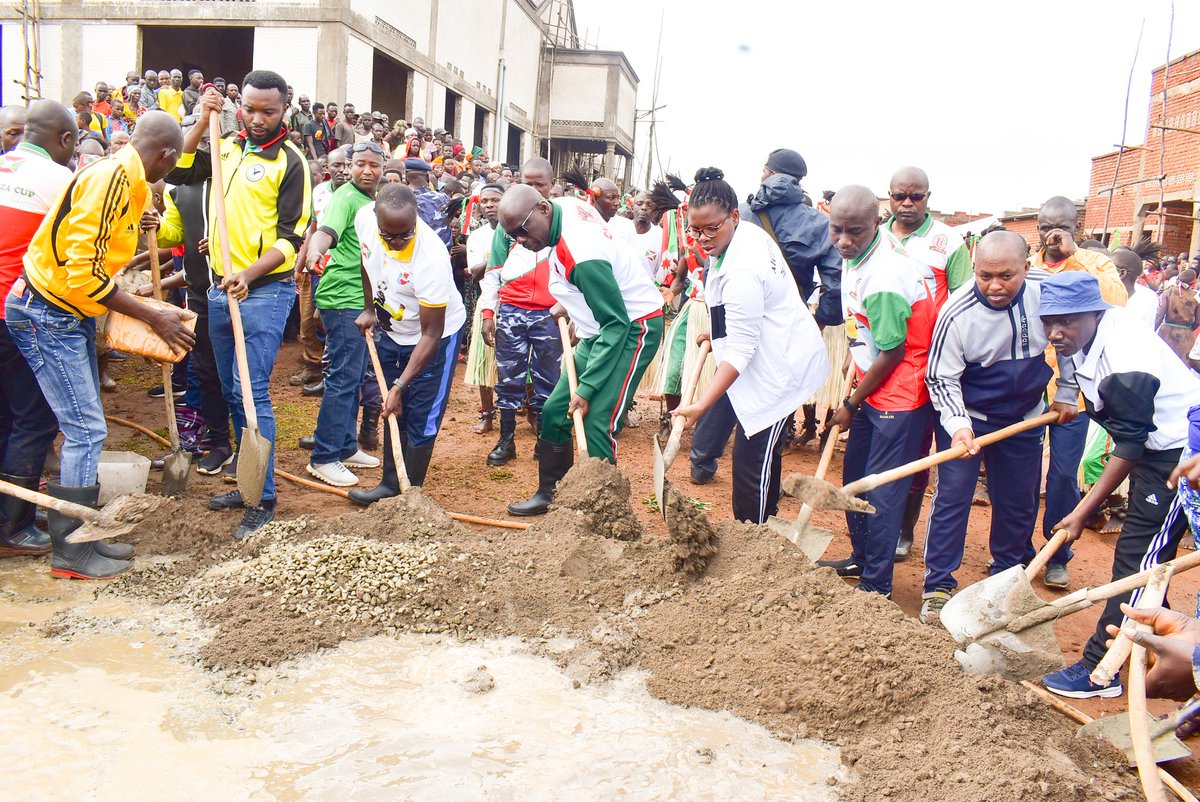 burungaProvince's tweet photo. Le Secrétaire Général du Parti @CnddFd,@R_Ndikuriyo se joint ce 4 Novembre 2023 à la population de la colline Sampeke,@CommuneKayogoro, @makambaProvince ds les TDC consistant au bétonnage des semelles de fonda°  du home des médecins du #New_vision_clinic en cours de construction https://t.co/JllP6jnWND