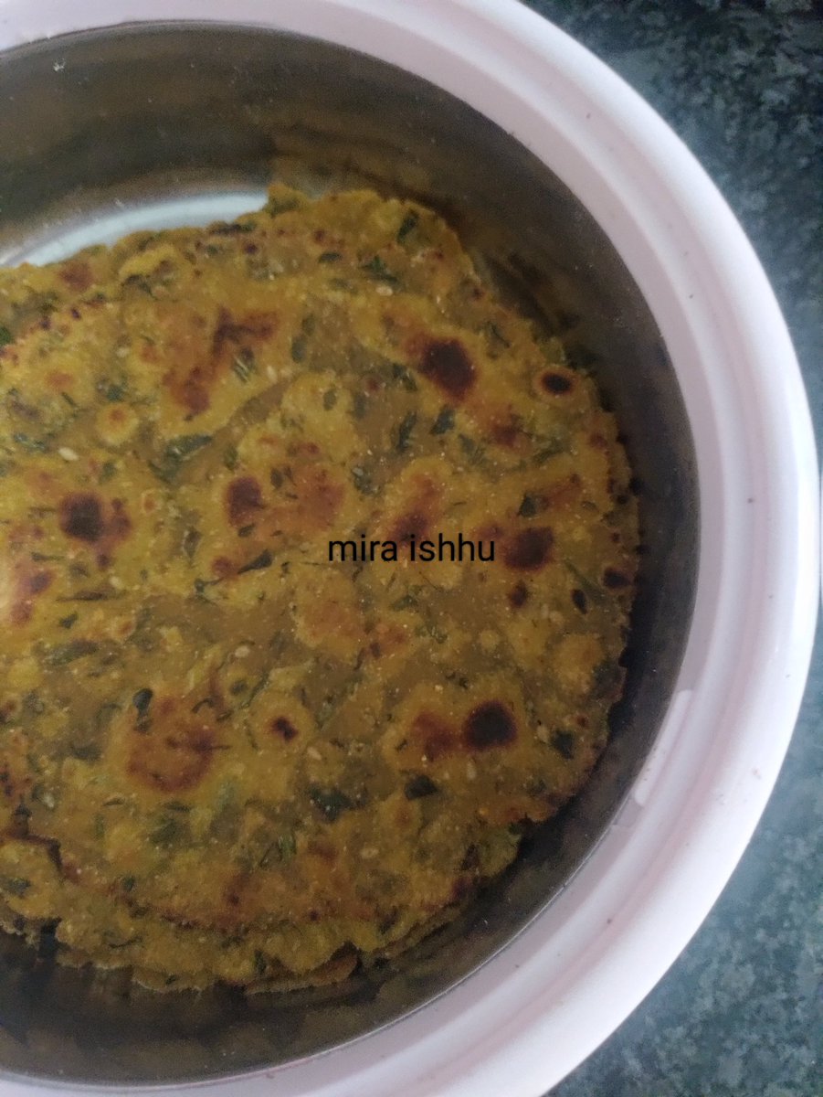 Mira_Ishhu's tweet image. I have put palak &amp;amp; methi leaves along with other herbs, spices, condiments &amp;amp; used 2-3 spoonful flour of each -bajra, jowar, Makaa, wheat.
#multigrain parathas, will stay good for 1-2 days, just like that...#IndianCuisine