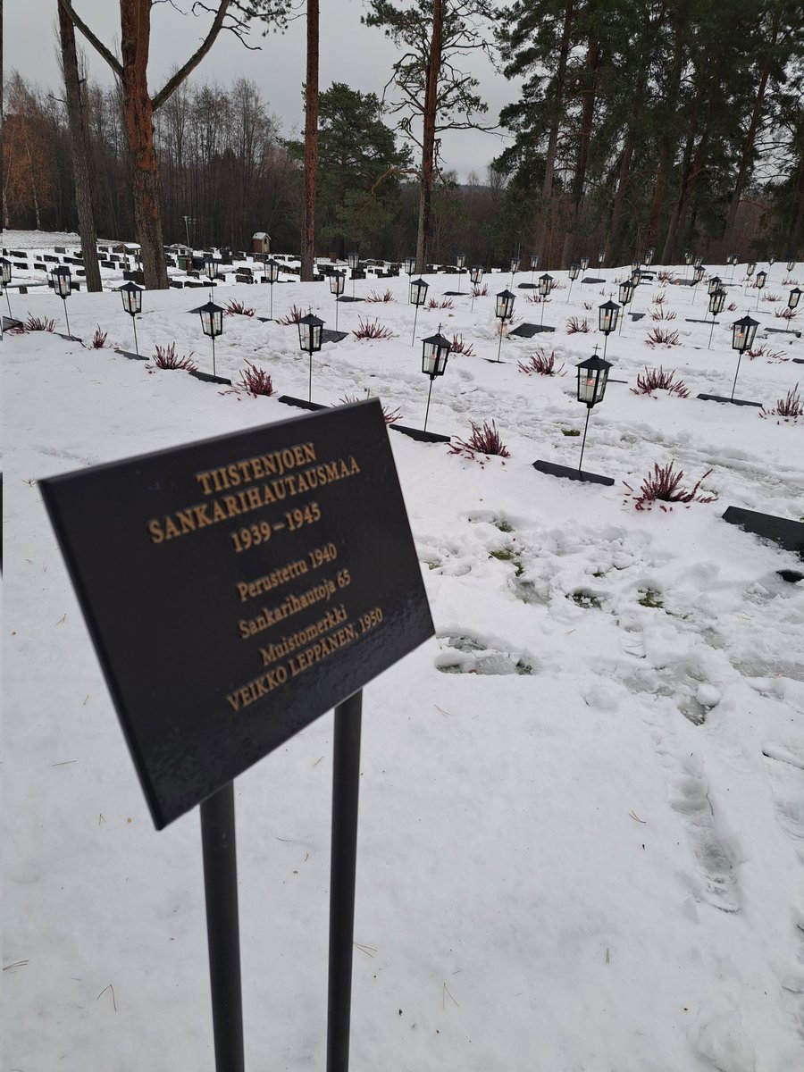 Hyvää pyhäinpäivää. Sain tänä vuonna sytyttää Tiistenjoen sankarihautausmaalle 65 kynttilää. Meillä on tällainen perinne. Perhe oli apuna. Ei ollut vastenmielinen tehtävä. #pyhainpaiva #sankarivainajat <a href="/LKaupunki/">Lapuan Kaupunki</a>