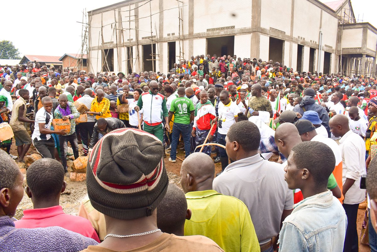 burungaProvince's tweet photo. Le Secrétaire Général du Parti @CnddFd,@R_Ndikuriyo se joint ce 4 Novembre 2023 à la population de la colline Sampeke,@CommuneKayogoro, @makambaProvince ds les TDC consistant au bétonnage des semelles de fonda°  du home des médecins du #New_vision_clinic en cours de construction https://t.co/JllP6jnWND