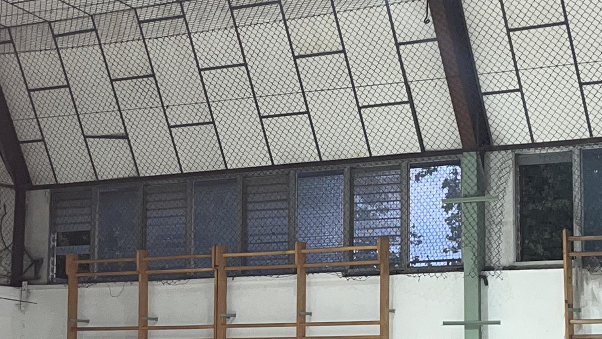 Hola <a href="/AytoLeganes/">Ayuntamiento de Leganés</a> llega la lluvia, bajan las temperaturas y así estamos en extraescolar de gimnasia rítmica en gimnasio <a href="/zambranolega/">IES Maria Zambrano</a> 
De L-V los distintos grupos pasan frío xq las ventanas están rotas.
Agradeceríamos 👏🏽 solución a esta situación para hacer deporte en condiciones