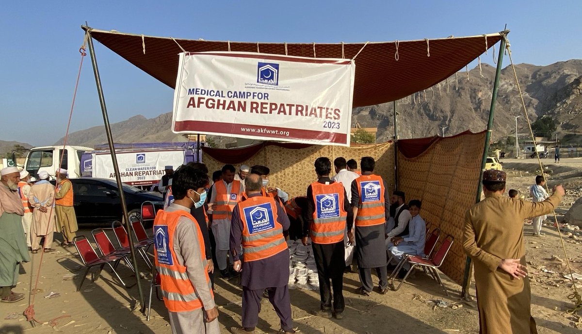 KpAlkhidmat's tweet photo. افغان مہاجرین کی مدد
مہاجرین کو خوراک، پینے کا پانی اور میڈیکل ریلیف کی فراہمی کا سلسلہ جاری ہے۔
#afghan #refugees #charity #support #relief #food #water #medical #medicine #help https://t.co/UnXbSfac0F