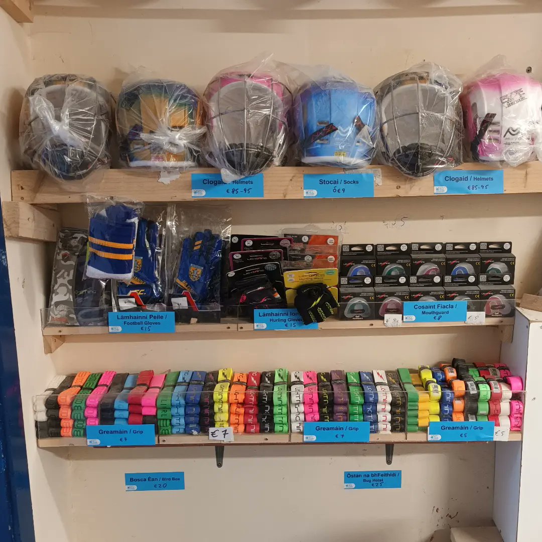 Ná bí buartha faoin báisteach, tá an ceardlann ar oscait, lán le camáin agus treallamh. Seo an lá deirneach do praghasanna specialta.

Don't let the rain put you off, workshop is open til 12 today. We're fully stocked and it's the last day to get 10% off all hurleys and equipment