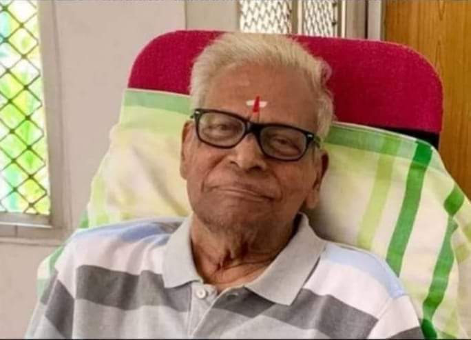 bjp_parameswari's tweet image. யாருண்ணு பாருங்க... கேரளா கம்யூனிஸ்ட் வி.எஸ் அச்சுதானந்தன் தான் இவர் ...

நல்லா வாழ்ந்த காலகட்டத்தில் துர்நாற்றம் வீசும் போலி நாத்திகம் பேசி இளைய தலைமுறையை தவறாக வழிநடத்திய நபர்..

சீனாவை பார் கீயூபாவை பாரென்று இளைய தலைமுறையிடம் அந்நிய எடுபிடி விஷத்தை விதைத்த நபர்...

ஹிந்து…