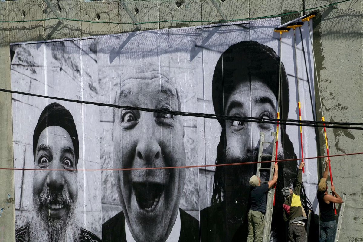 2007,  un collectif créé une œuvre Face2Face : des portraits comiques  d'israéliens et de palestiniens faisant le même métier, ayant la même  vie, cote à cote sur les murs de Cisjordanie.
La paix par la créativité