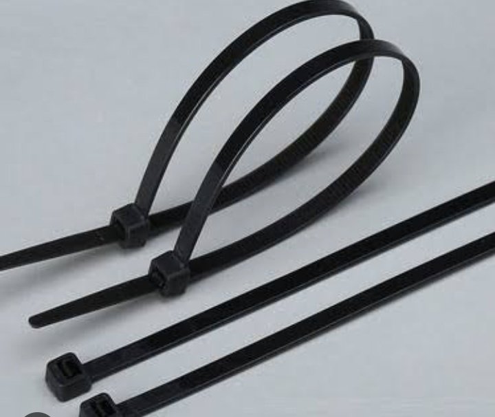 Dilan Polat'ın kardeşi Sıla Doğu'nun bileklerindeki kelepçeyi kolayca fırlattığı görülüyor. Bu kelepçe sadece pense ya da kesici bir aletle kırılabilir. Onun haricinde bu kelepçeyi çıkartabilmek asla mümkün değil. Demek ki göstermelik olarak takılmış.