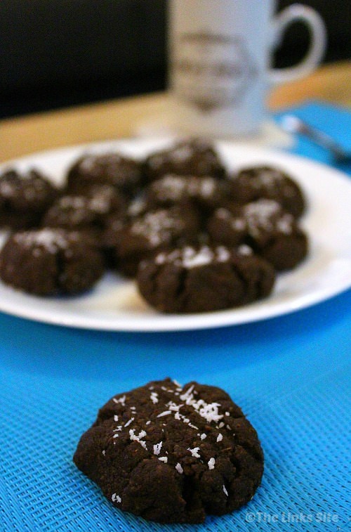 Chocolate Brown Sugar Cookies (with Coconut!) thelinkssite.com/2017/12/17/cho… #recipe #cookierecipe #chocolate