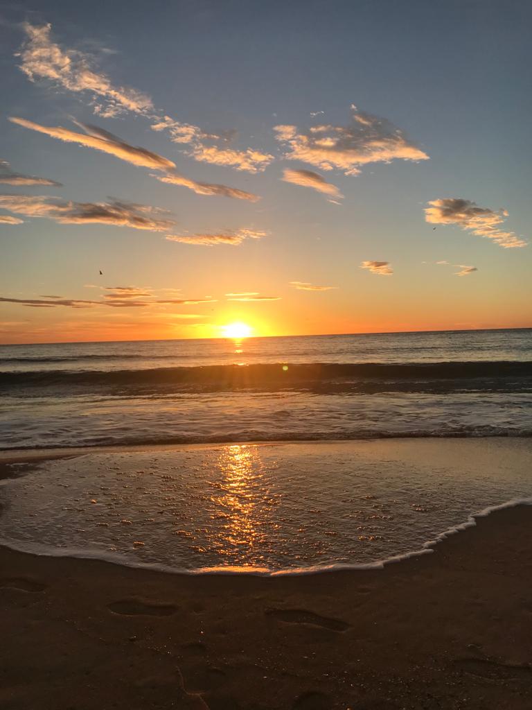 Pues parece que vamos a tener un magnífico finde 😉 Hoy rozaremos los 25 grados y el Sol nos ha despertado así de bonito con un mar en calma que lo recibía encantado... ¡Para enamorarse de #ElCampello! 🥰😍🥰
Gracias por la📷 a nuestro incondicional y madrugador seguidor Bati!!