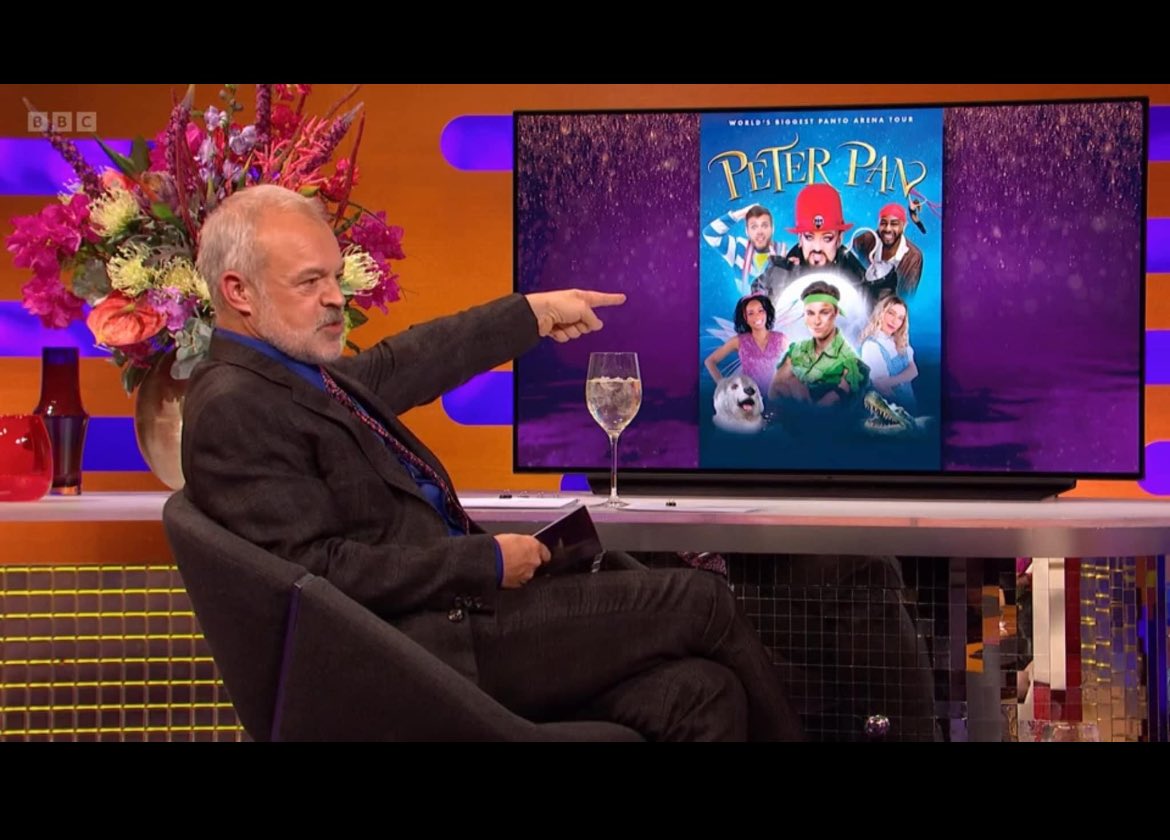 pyjamamedia's tweet photo. Wonderful to see our #artwork for Peter Pan on the #grahamnorton show last night! #Boygeorge is excellent in this #pantomime presentation, check out the tour dates as it travels around the U.K. in December #worldsbiggestpantomime productions! #theatredesign #pantoartwork #theatre https://t.co/NjyrE8ndgk