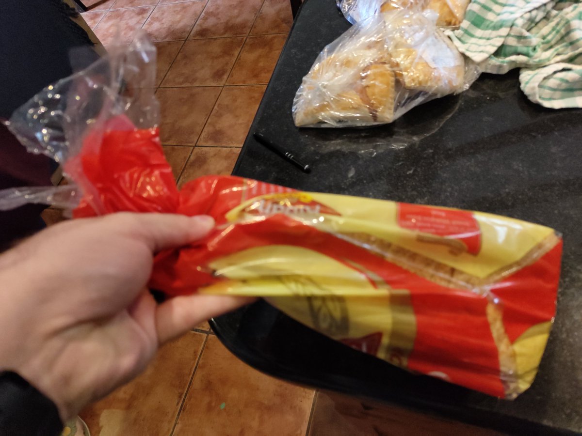 AlexanderOlls's tweet photo. @CheckersSA Whats the point of @Sixty60_Tweets if this is how things arrive? https://t.co/i3TfInFenH