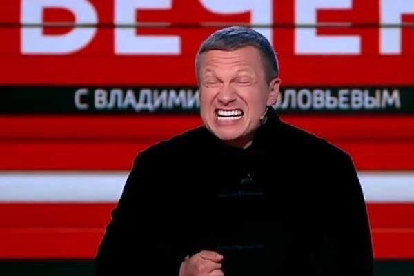 Народ ненавидит чиновников, олигархов, ментов, судей, попов, которые дружно унижают этот народ, чеченцы ненавидят ингушей, русские-чеченцев, ватники-либералов, продавцы-покупателей, бедные-богатых, и все ненавидят всех.
Это День народного единства в России.

Лайк, ретвит,