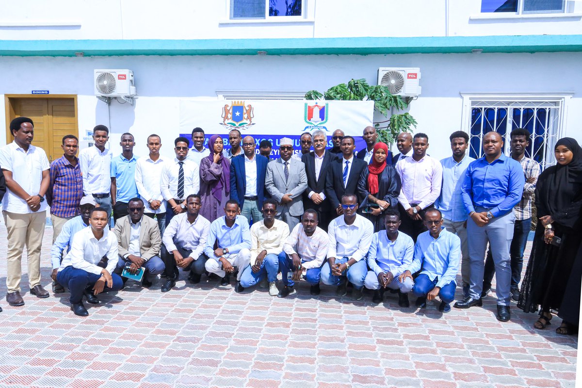 AhmedAseyr's tweet image. Honored to have MoIFAR Minister H.E @AhmedMoFiqi inaugurate conflict mapping workshop for Banadir region. Grateful to our international partners for their support in peace and stability. #Somalia #ConflictResolution #MoIFAR
#WECOMIB2023
#PeacebuildingInBRA.