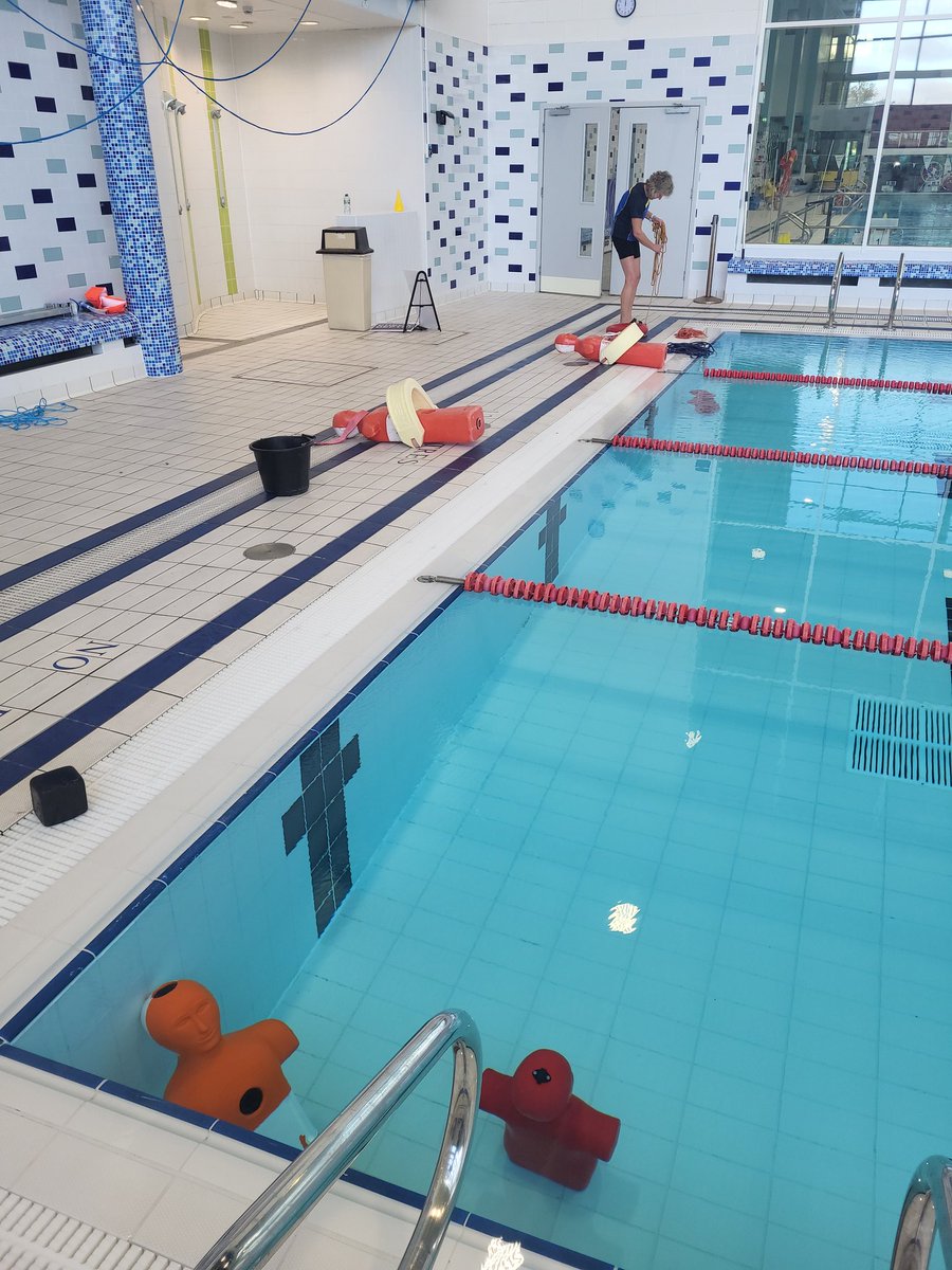 A highlight for our @PessLimerick Y3 PE cohort each year is the pool life-saving lab delivered by Norma Cahill for module #PY4155 Students introduced to line & life buoy throw, manikin tow/carry, & medley. Real applied learning. #PETE #UL