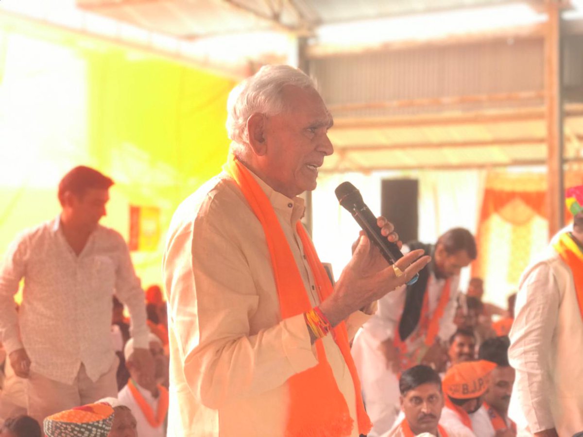 BJP4Rajasthan's tweet photo. खाजूवाला विधानसभा क्षेत्र से भाजपा प्रत्याशी डॉ. विश्वनाथ मेघवाल ने अपना नामांकन पत्र दाखिल किया। इस दौरान आयोजित नामांकन सभा को प्रदेश उपाध्यक्ष व बीकानेर संभाग प्रभारी श्री @crchaudharymos, ज़िलाध्यक्ष श्री जालमसिंह भाटी ने संबोधित किया। 

इस दौरान उमड़े जनसैलाब का उत्साह देखकर स्पष्ट है कि खाजूवाला में प्रचण्ड मतों से कमल खिलने जा रहा है।

#आ_रही_है_भाजपा