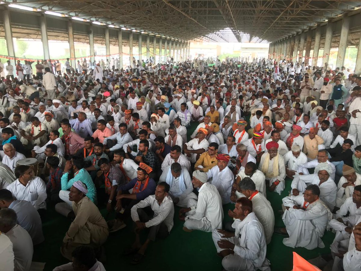 BJP4Rajasthan's tweet photo. खाजूवाला विधानसभा क्षेत्र से भाजपा प्रत्याशी डॉ. विश्वनाथ मेघवाल ने अपना नामांकन पत्र दाखिल किया। इस दौरान आयोजित नामांकन सभा को प्रदेश उपाध्यक्ष व बीकानेर संभाग प्रभारी श्री @crchaudharymos, ज़िलाध्यक्ष श्री जालमसिंह भाटी ने संबोधित किया। 

इस दौरान उमड़े जनसैलाब का उत्साह देखकर स्पष्ट है कि खाजूवाला में प्रचण्ड मतों से कमल खिलने जा रहा है।

#आ_रही_है_भाजपा