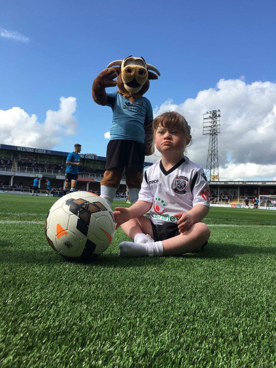 enner_p's tweet photo. LETS BRING THE NOISE TO THE STREET TODAY!! @HerefordFC @CurtisPond95 @EmiratesFACup  🖤🤍🐮🖤🤍 https://t.co/Nc58Zo5FXB