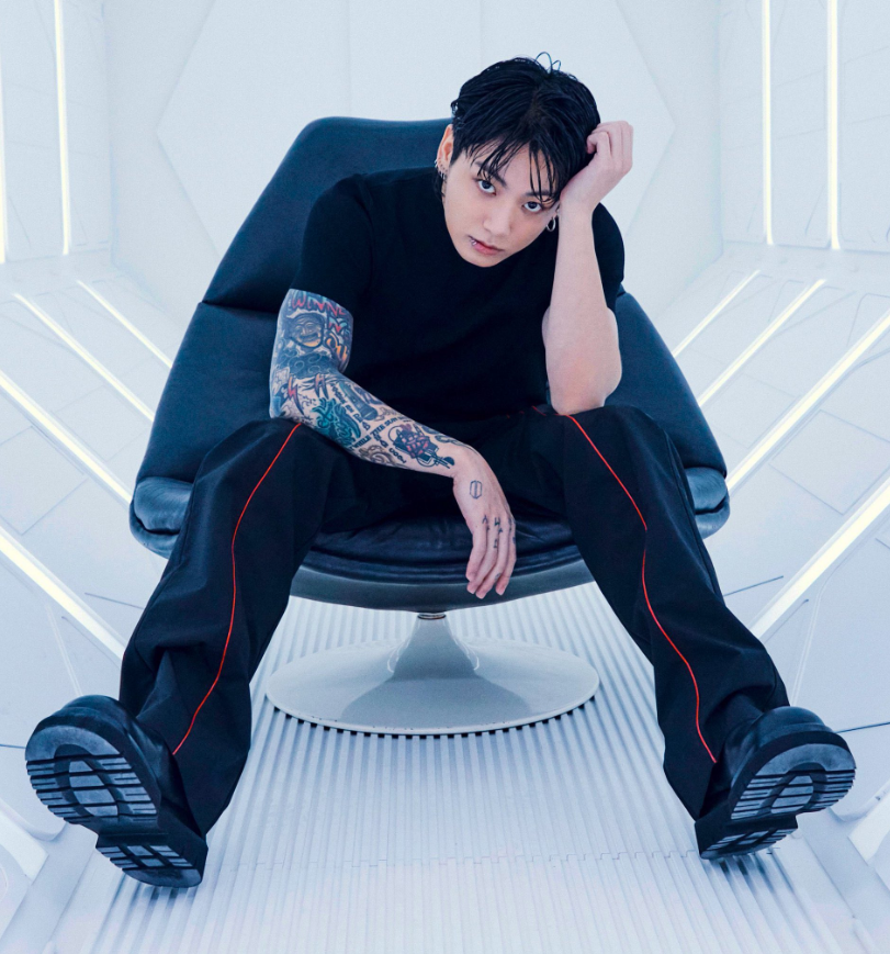 AboutMusicYT's tweet photo. 'Golden' by Jungkook breaks the record for the biggest debut by a kpop soloist on Spotify (39.6M). https://t.co/L9UtodVsKT