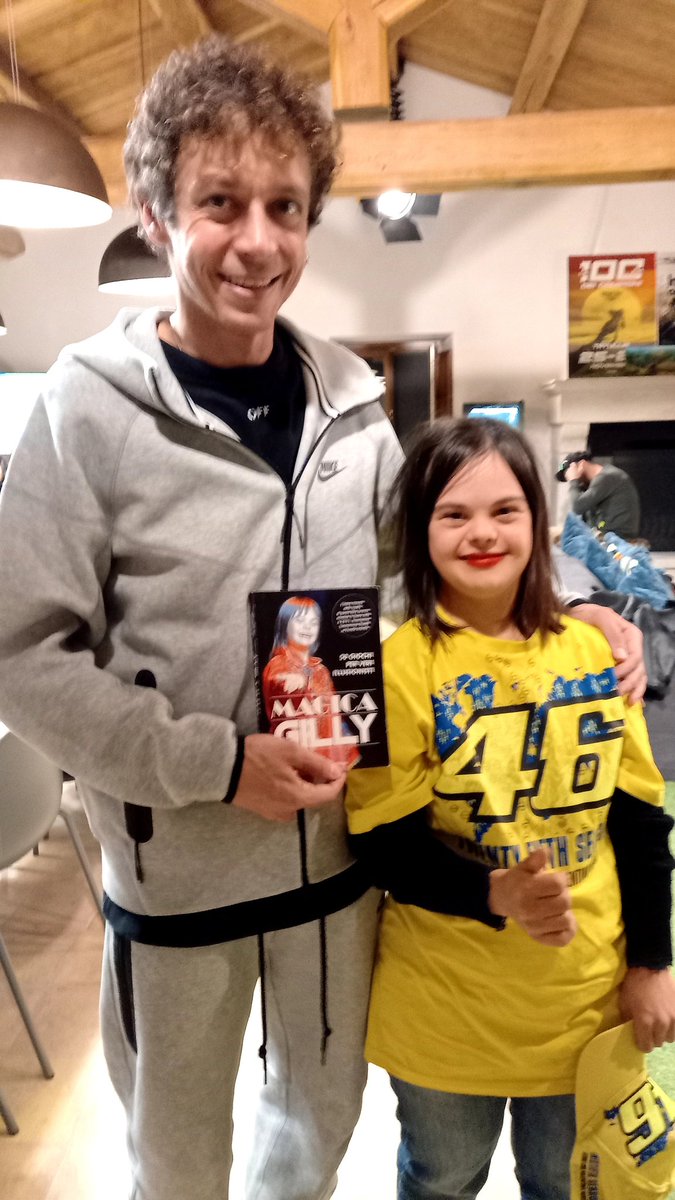 MagicaGilly's tweet image. Che emozione donare il mio libro ad una leggenda mondiale del motociclismo
❤️🏍️❤️
What a great emotion to meet a world legend of motorcycling
#Magic #magicaGilly #magicbook #Tavullia #VR46 #Valentino #Valentinorossi #MotoGP