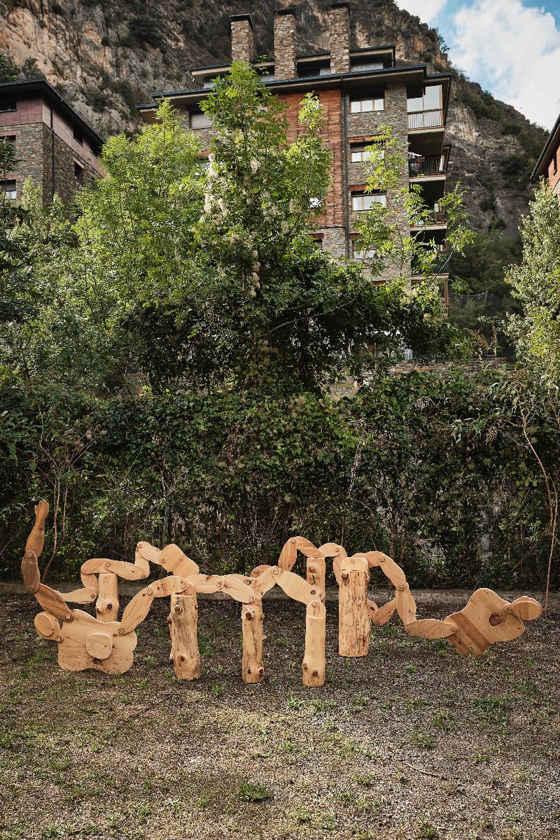 LandArtAndorra's tweet image. 🧑‍🎨Jordi González
Catalunya
🖼️"Genealogia regenerativa"
📍CATSA

Una manifestació de la relació entre els humans i la natura.
L’obra s’inspira en Frankenstein, de Mary Shelley.
La instal·lació consta de 10 peces -fetes amb troncs- amb formes de parts del cos. #particular
