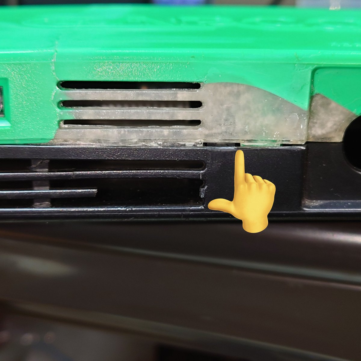 MiracleHero1's tweet image. #CPS2
プラリペアにて割れと上カバーは修復
ネジと他の爪で固定しているので問題ないが、ここの裏にある爪を復元できなかったので浮きが出てる
下側の排気口欠けは見なかった事にする
🤣
塗装は既製品と色合わせるのは高難易度なので気の向いた時にやるかも・・
女性？なのか・・？🤔