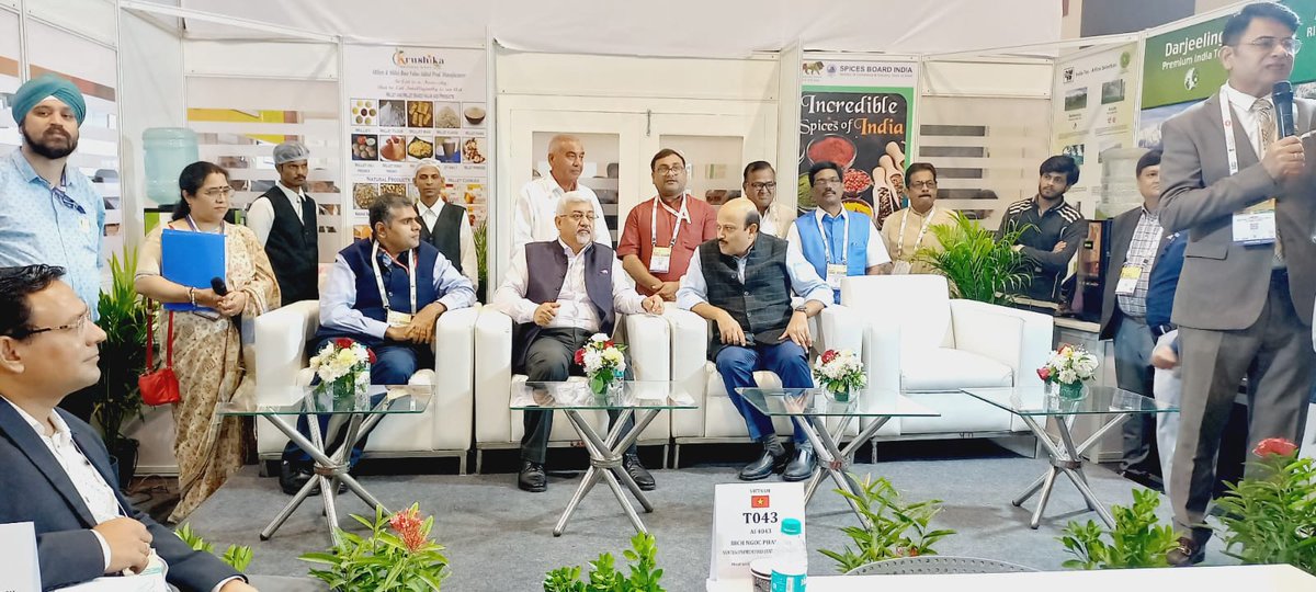 RambabuDuby's tweet photo. "भारत भब्यता की ओर"🇮🇳
नई दिल्ली के भारत मंडपम में #B2Bmeet के दौरान वाणिज्य एवं उद्योग मंत्रालय भारत सरकार के "वाणिज्य सचिव" श्री सुनील वर्थवाल जी,कृषि एवं प्रसंस्कृत खाद्य उत्पाद निर्यात विकास प्राधिकरण के "चैयरमैन" श्री अभिषेक देव जी,"अपर सचिव" श्री राजेश अग्रवाल जी एवम बोर्ड मेंबर में हम सभी साथी और 100+ देशों से आए प्रतिनिधियों के साथ हिस्सा लिया।
@APEDADOC @AmitShah @myogiadityanath @narendramodi @PiyushGoyal @JPNadda @sunilbansalbjp @spshahibjp