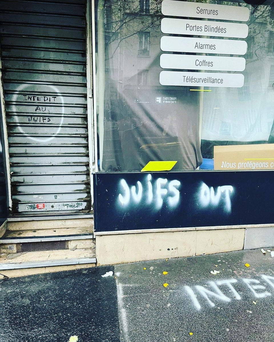 NSeddiki's tweet photo. Les tags antisemites se multiplient à #Paris et en banlieue. Ici 72 avenue de Clichy dans le 17e. Merci @Anne_Hidalgo de faire intervenir les services de la ville pour les effacer le plus rapidement possible. #JeSuisJuif https://t.co/6wYteBwo8f