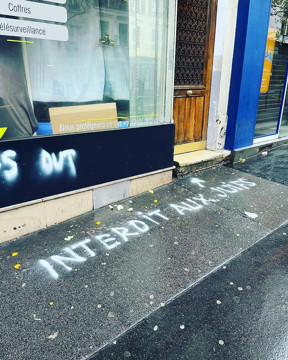 NSeddiki's tweet photo. Les tags antisemites se multiplient à #Paris et en banlieue. Ici 72 avenue de Clichy dans le 17e. Merci @Anne_Hidalgo de faire intervenir les services de la ville pour les effacer le plus rapidement possible. #JeSuisJuif https://t.co/6wYteBwo8f