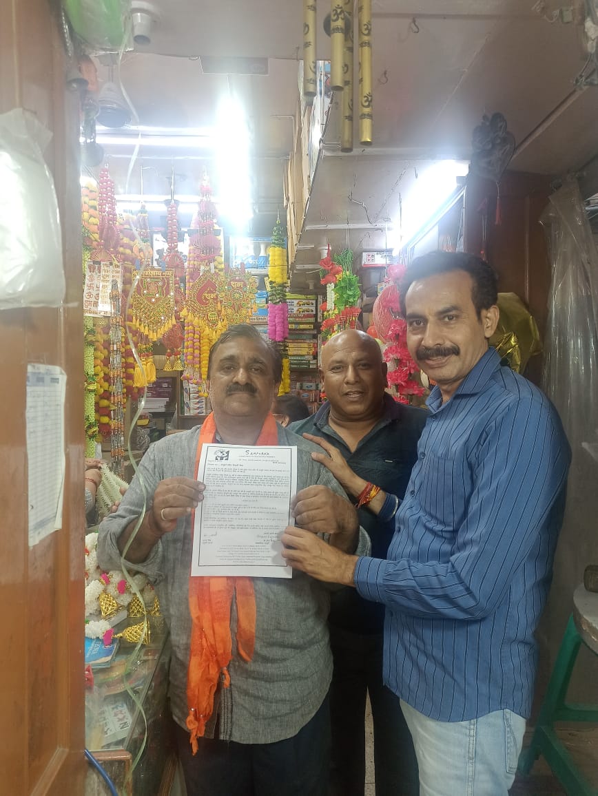 shobhavijender3's tweet photo. The senior citizenzs are being invited to participate in #kavitapath, the great volunteers are going door to door to  meet them on 9th November,  #GreenDiwaliMela by @ngo_sampurna . You all come. @aadharagg @aloksharmabjp59 @nitin_gadkari @BansuriSwaraj @blsanthosh https://t.co/zMSVOUmVti