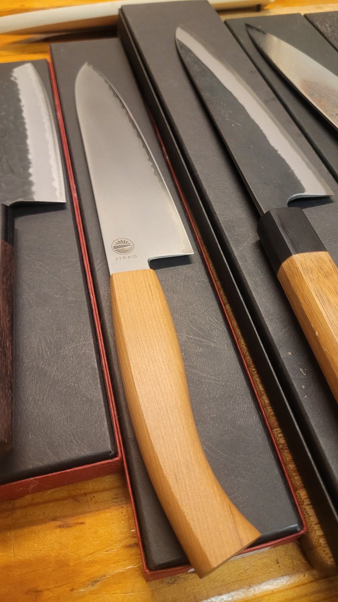 You can never have too many exquisite Japanese knives right?
#functionalbeauty