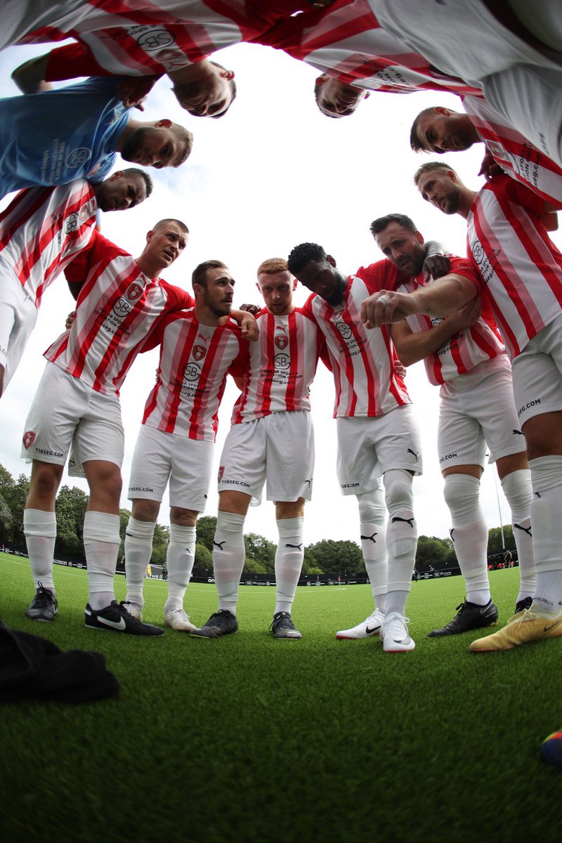 NGSportsPhoto's tweet photo. Best of luck to @carlwithers8 @JamesMcclurg and the @BracknellTownFC lads today as they take on @CambridgeUtdFC in the @EmiratesFACup #GoRobins 🏆🏆🏆 https://t.co/lNBSqTA87T