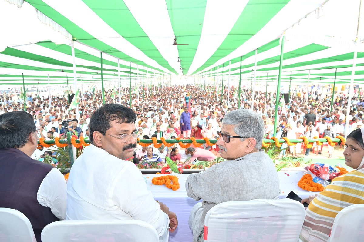 LalanSingh_1's tweet photo. "बिहार ने रचा इतिहास' जाति आधारित गणना जैसे ऐतिहासिक कदम के लिए माननीय मुख्यमंत्री श्री @NitishKumar जी का देश जता रहा है आभार"

लखीसराय में स्थानीय जद (यू.) परिवार द्वारा आयोजित "आभार कार्यक्रम सह जननायक कर्पूरी चर्चा"  कार्यक्रम में उपस्थित कार्यकर्ता साथियों एवं जनता-जनार्दन को संबोधित करते हुए।