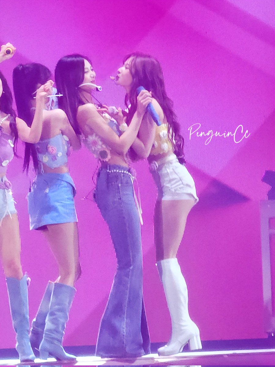 chadwickchen98's tweet photo. Sana try to kiss Tzuyu

#TWICE #TWICE_5TH_WORLD_TOUR #트와이스 #READYTOBE_WORLDTOUR #SANA #사나 #サナ #TZUYU #周子瑜 #쯔위 https://t.co/7Dn0qHg0NA