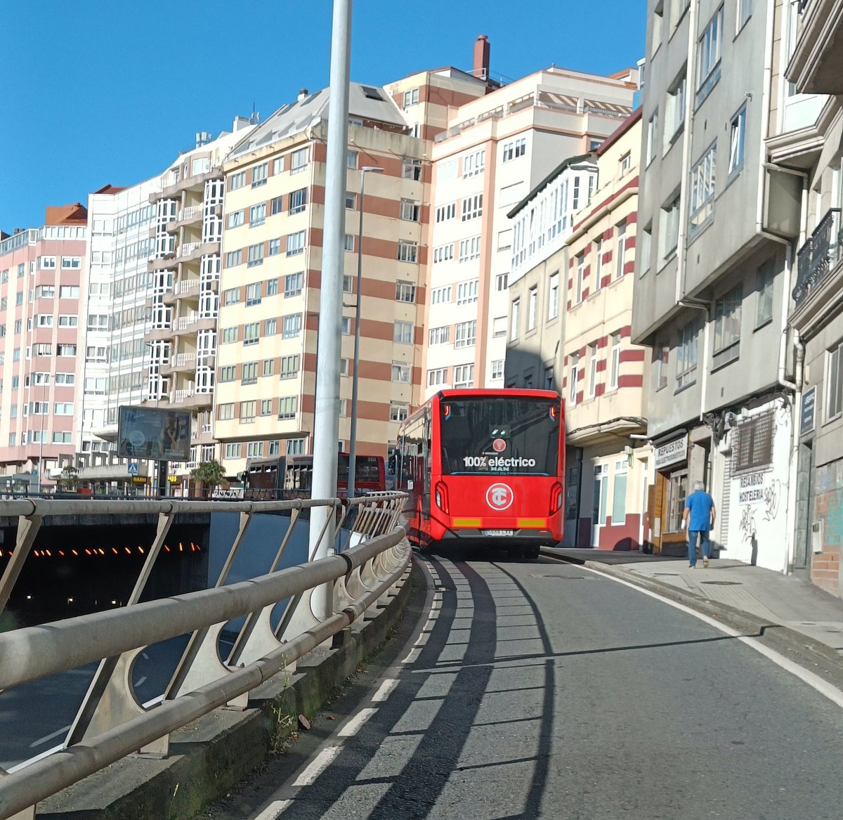 BlogBusurbano's tweet photo. ‼️Aviso exprés‼️Sáb 04/11‼️
En la #Lín2A está hoy sábado el #BusEléctrico, entre el Hospital #AbenteyLago y #AsXubias.
El #MAN #LionsCityE de @MAN_Iberia repite en esta línea por 5° vez :-)
Como siempre, es el #Bus331
en la app @BusCoruna :-) https://t.co/g1LWPJcjqQ