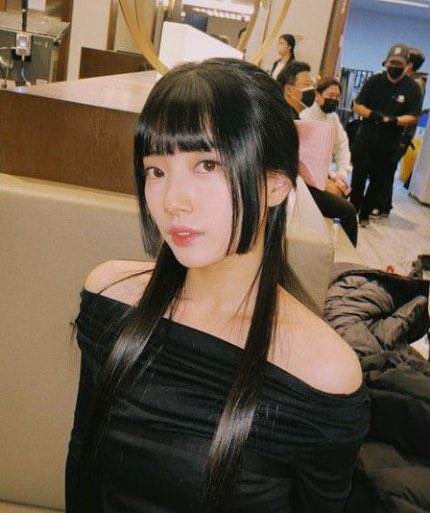 suzycontents's tweet photo. 📰 “Due to reasons, many women stopped getting 'Hime Cut', but SUZY has once again stirred the hearts of women. In the current popular Netflix drama ‘DOONA!’, Suzy's hime cut is overwhelmingly pretty that it’s enough to make people forget all the stars who had a hime cut before” https://t.co/SMykmAz2Ye