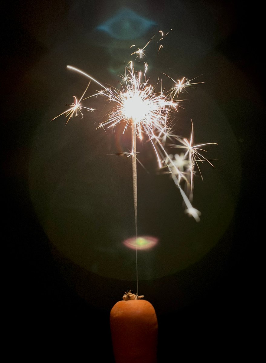 AvonFireRescue's tweet image. ✔️ Our top tips for #Sparklers this #BonfireNight: 
💧 Have a bucket of water nearby to put used sparklers in. 
👀 Follow the instructions carefully 
🥕 Wear gloves and use a carrot to hold your sparkler

(1/2)