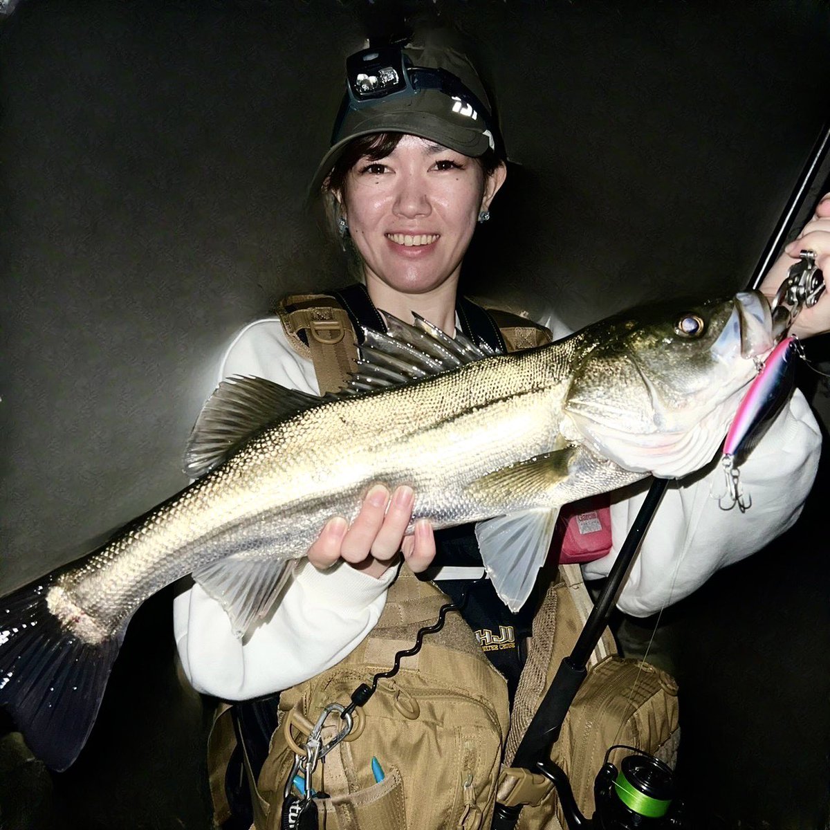 #釣り　#釣果
満タン下げ始めからスタート🎣

下げ半ばから活性が上がり始め
VJを明暗に通すと、、
自己記録更新！
64cmのシーバスをゲット✨

その後は同行者の彼がスイッチヒッターで
釣れまくっていたので、私もルアチェン！
50後半のシーバスも追加😆

記録更新でき、大満足の釣行でした👏