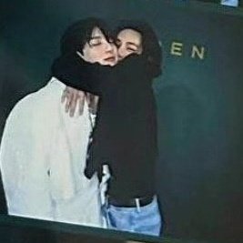 kookvfess's tweet photo. [kvf]

JEONGGUK KATA GUE MAH TINGGAL LU PELUK AJA PINGGANGNYA YANG KECIL ITU 😭😭😭🤏🏻🤏🏻🤏🏻 https://t.co/37ncONQzQG