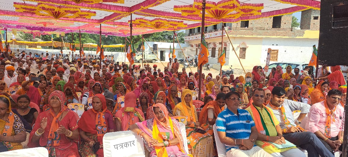 BJP4Rajasthan's tweet photo. आहोर विधानसभा क्षेत्र से भाजपा प्रत्याशी श्री छगनसिंह राजपुरोहित ने अपना नामांकन पत्र दाखिल किया। इस दौरान आयोजित नामांकन सभा को भाजपा ज़िलाध्यक्ष श्री श्रवणसिंह राव एवं बोरली पूर्व जिलाध्यक्ष श्री रविन्द्र सिंह बालावत ने संबोधित किया। 

इस दौरान पार्टी पदाधिकारी, कार्यकर्ता एवं विशाल जनसमूह के उत्साह से स्पष्ट है कि भाजपा की प्रचण्ड मतों से विजय तय है। 

#आ_रही_है_भाजपा
