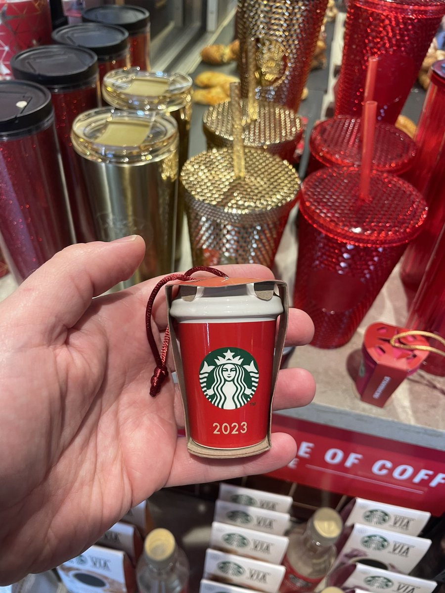 All_Things_New_'s tweet photo. More Festive Finds! ๐ At Starbucks @starbucksuk #starbucks #coffee #festive #christmas #redcups #sandwich #lunch #new #wellthisisnew https://t.co/wjmiFiX3oo