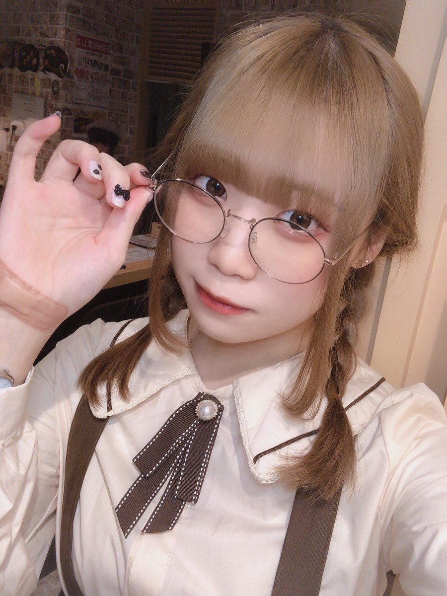 kanamori_chan_'s tweet photo. りーふおーぷん❕
今日は文学少女の日です📕

📕みつきさん
📘そらさん
📙りまさん
📗叶森
で27時までお待ちしております🍀*゜

とっても可愛らしい女の子たちをぜひ見に来てください❣️
叶森が最近読みかけの本は、かがみの孤城です https://t.co/JozAddZzVS