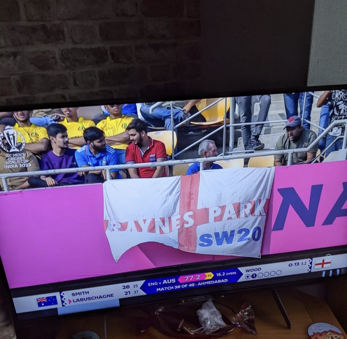 🔵🔴 The world’s best suburb of Wimbledon seen today at England vs Austrailia in the Cricket Word Cup. Go on the #RaynesPark. Good on you fellas @TheBarmyArmy SW20 rules. 🏏