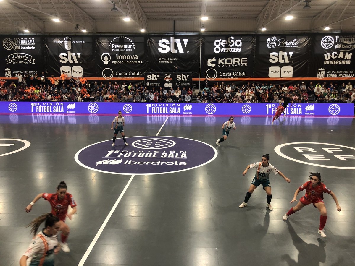DeportesMurcia's tweet photo. 🤩 La #RegióndeMurcia vive un hecho histórico para el fútbol sala femenino español

📺 El pabellón Gabriel Pérez de Roldán acoge el primer partido televisado de esta competición en @teledeporte para todo el país 

⚔️ @RoldanFSF-@PoioPescamarfs de #PrimeraFSIberdrola https://t.co/pssS9BAYnj