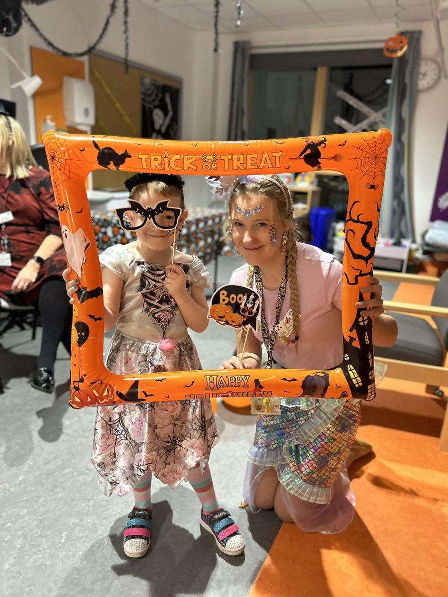 STARforHarris1's tweet photo. Looks like the Edinburgh ward had a fabulous Halloween party! STAR for Harris is always delighted to fund the parties as we want patients and families to have the opportunity to celebrate key dates, even during treatment times.

#SupportingChildrenAndYoungPeopleWithCancer ⭐️🎗️🎃 https://t.co/upaq193qHX