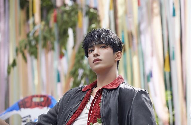 dkzones's tweet photo. #도겸 saythename_17 ig update 

'God Of Music' Jacket Behind Photo 📸 https://t.co/ggbO23Ywrr